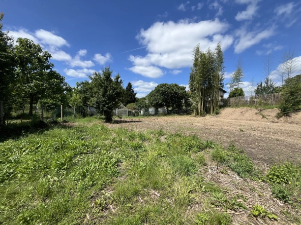 Terrain constructible de 800 m² à Cérons près de Bordeaux
