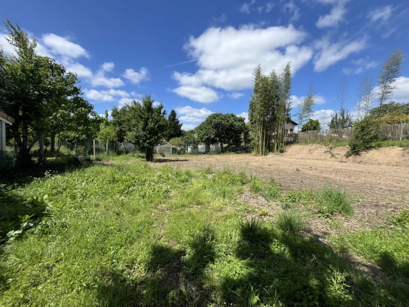 Terrain constructible de 800 m² à Cérons près de Bordeaux 