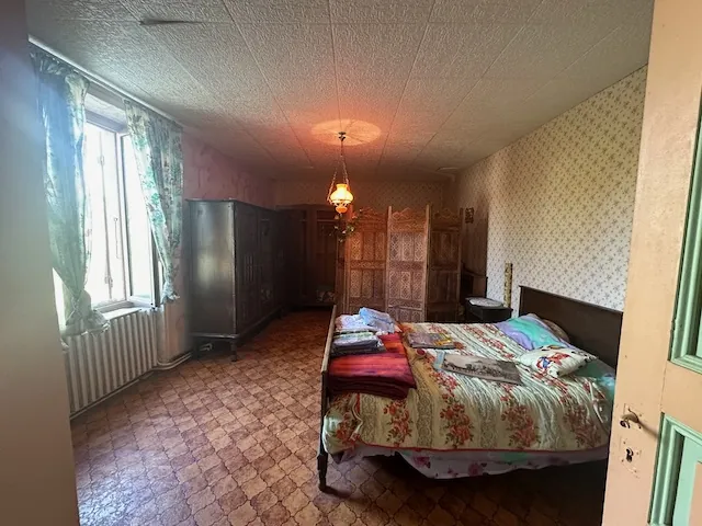 Ancien restaurant à rénover avec gîtes à Iguerande, parfait pour chambres d'hôtes 