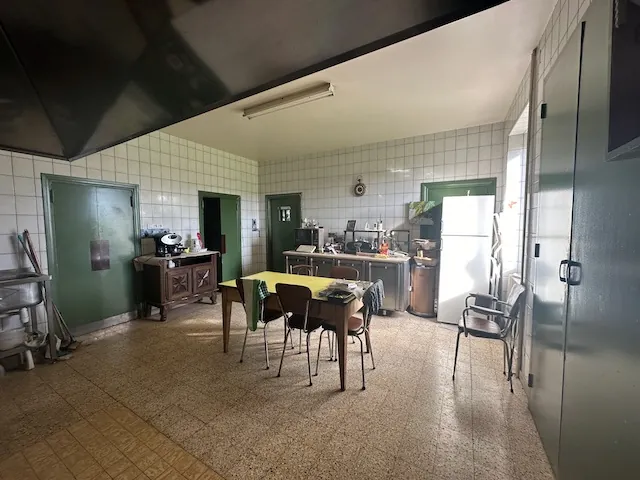 Ancien restaurant à rénover avec gîtes à Iguerande, parfait pour chambres d'hôtes 