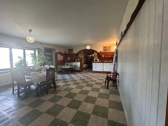 Ancien restaurant à rénover avec gîtes à Iguerande, parfait pour chambres d'hôtes 