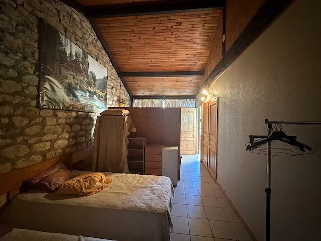Ancien restaurant à rénover avec gîtes à Iguerande, parfait pour chambres d'hôtes 