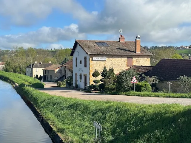 Ancien restaurant à rénover avec gîtes à Iguerande, parfait pour chambres d'hôtes 