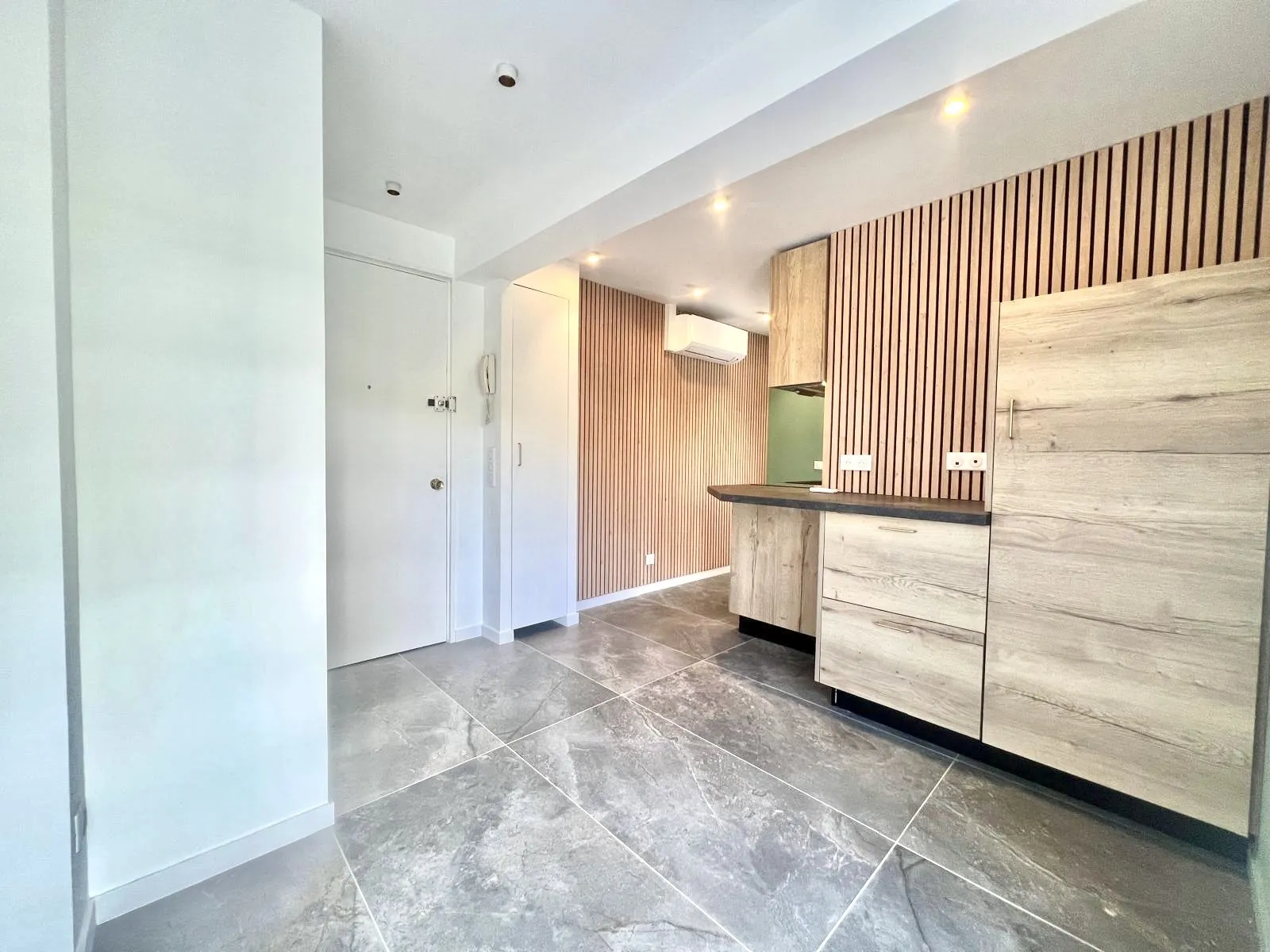 Appartement rénové de 21 m² à Cannes Basse Californie, proche plage et commerces 