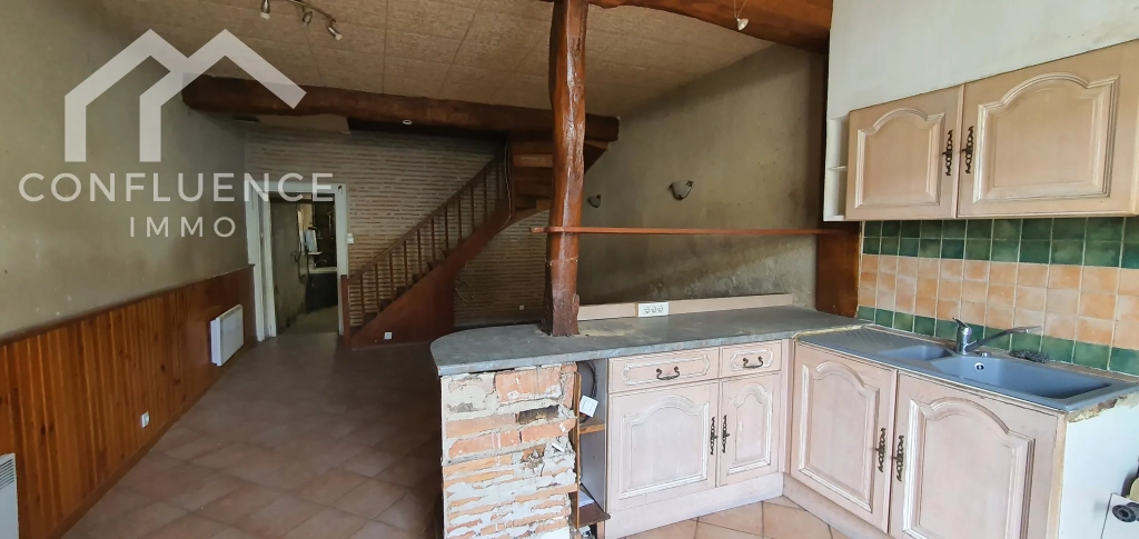 Maison ancienne à rénover à Damazan avec garage et potentiel locatif