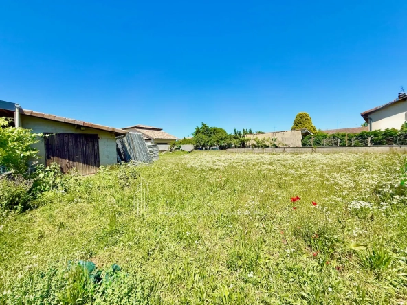 Terrain constructible de 926 m² à Albon, secteur calme et accessible 