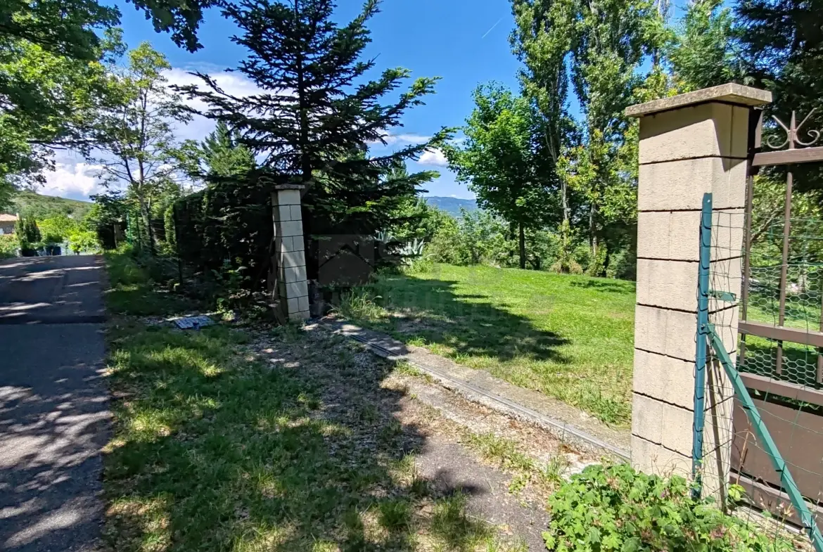 Terrain constructible de 916 m² avec vue dégagée à Saint-Bauzile en Ardèche 