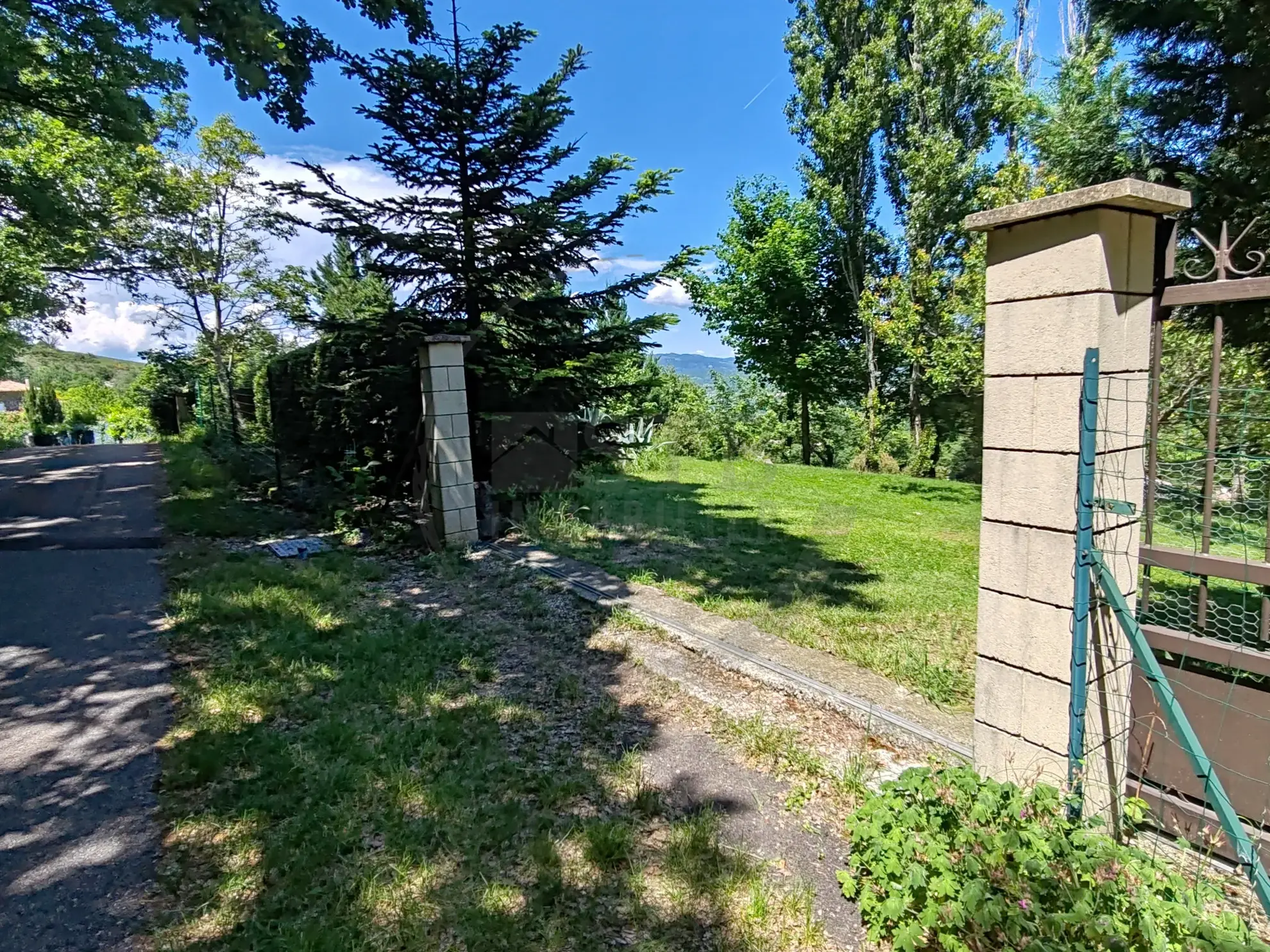 Terrain constructible de 916 m² avec vue dégagée à Saint-Bauzile en Ardèche 