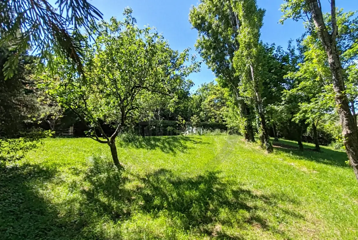 Terrain constructible de 916 m² avec vue dégagée à Saint-Bauzile en Ardèche 