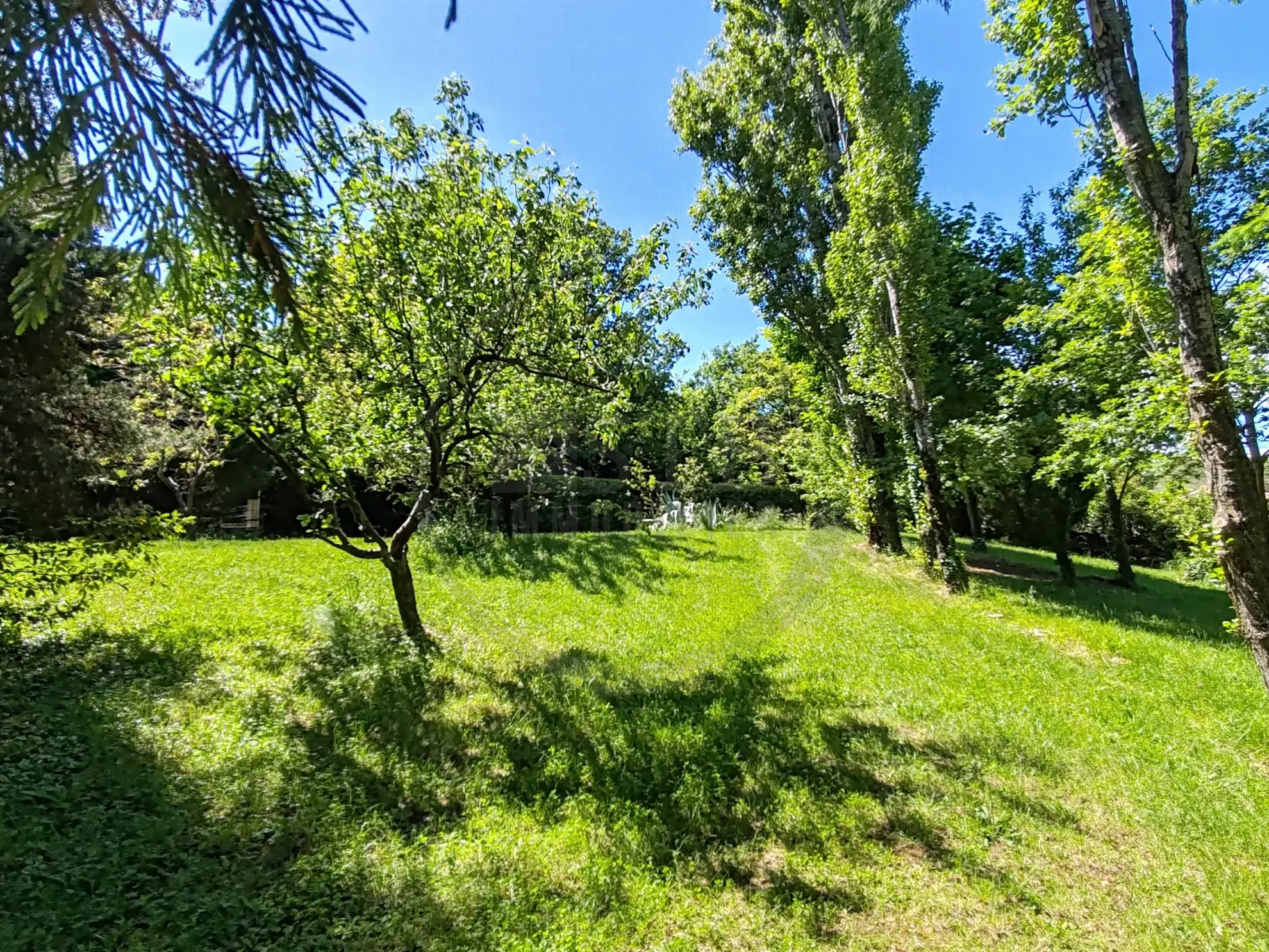 Terrain constructible de 916 m² avec vue dégagée à Saint-Bauzile en Ardèche 