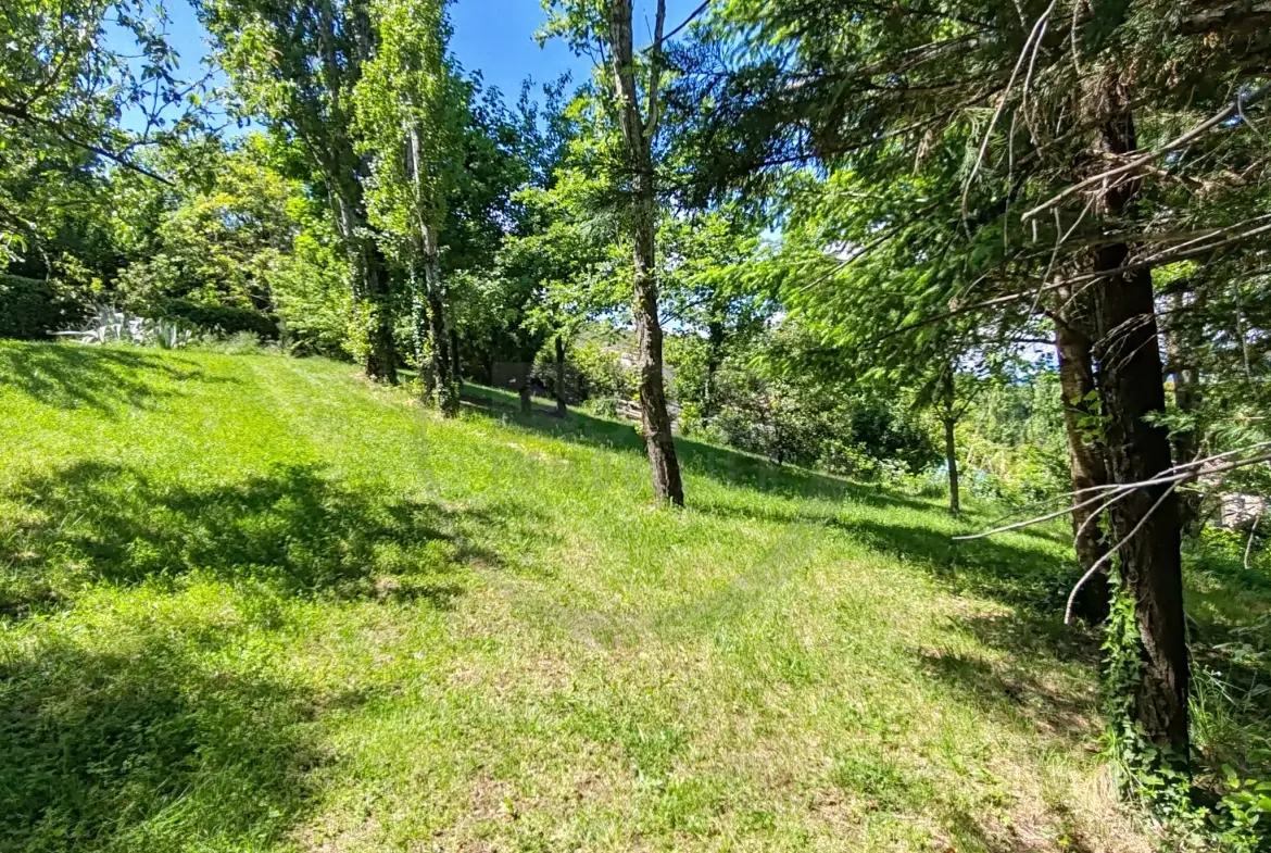 Terrain constructible de 916 m² avec vue dégagée à Saint-Bauzile en Ardèche 