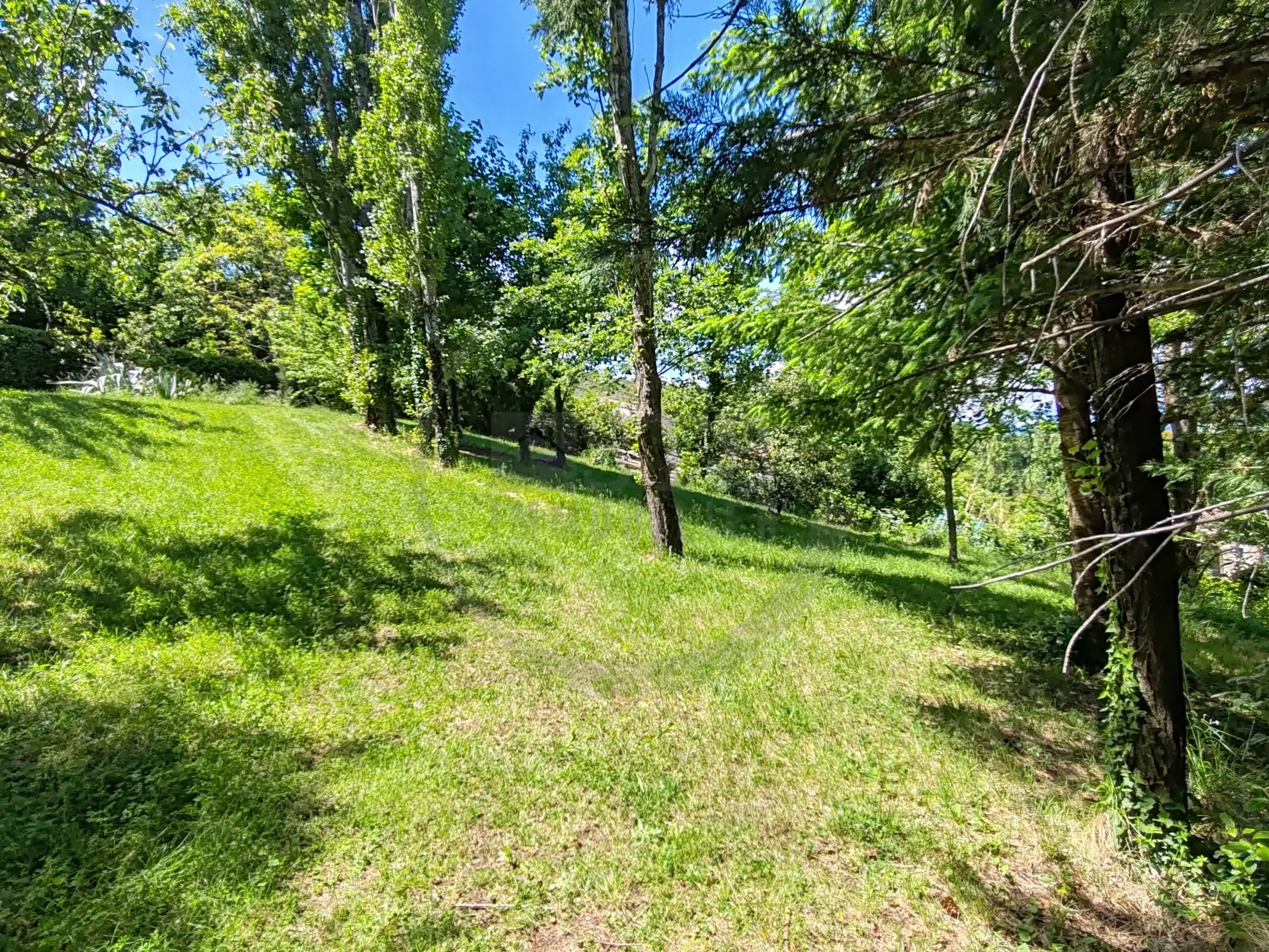 Terrain constructible de 916 m² avec vue dégagée à Saint-Bauzile en Ardèche 