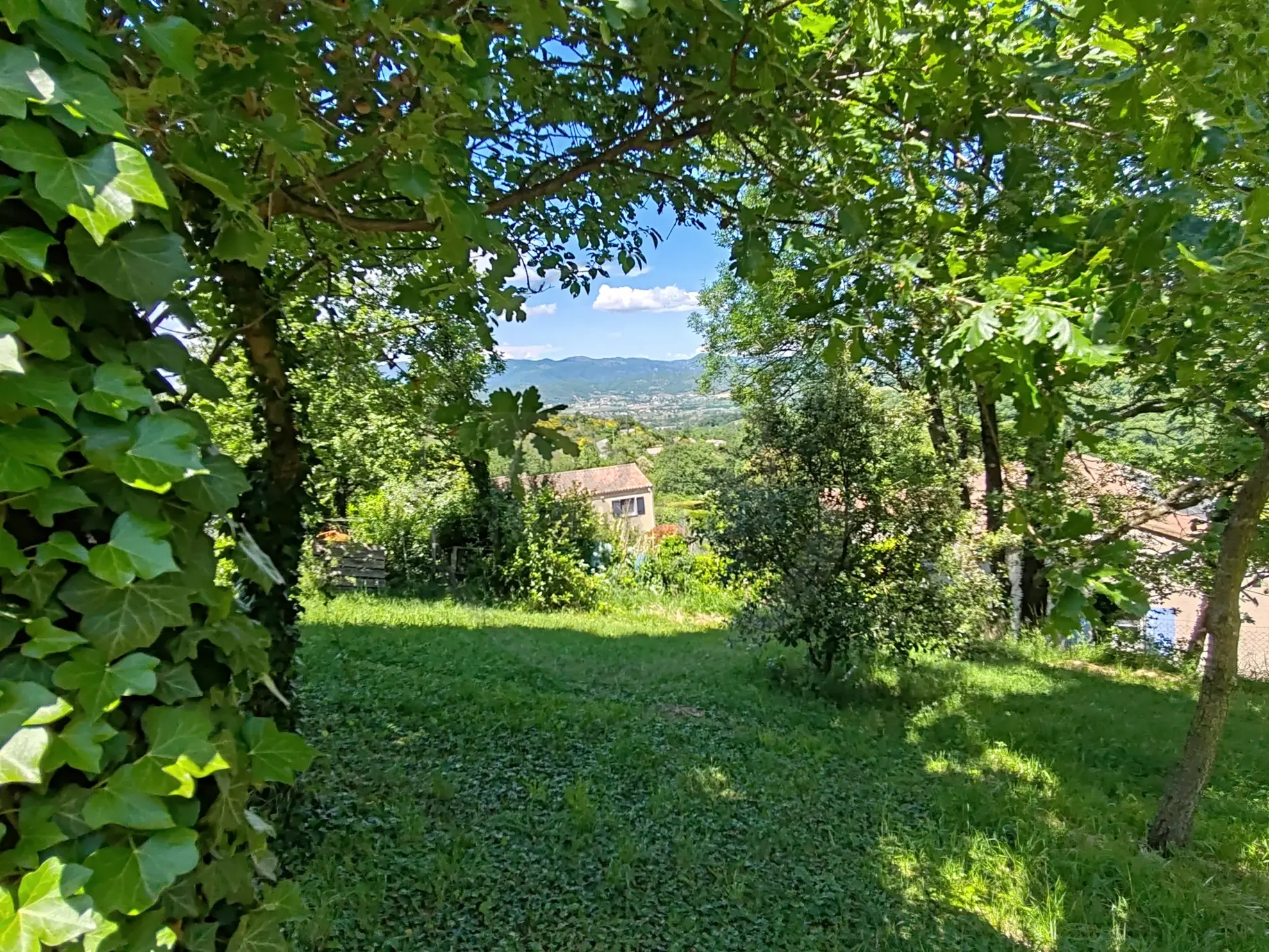 Terrain constructible de 916 m² avec vue dégagée à Saint-Bauzile en Ardèche 