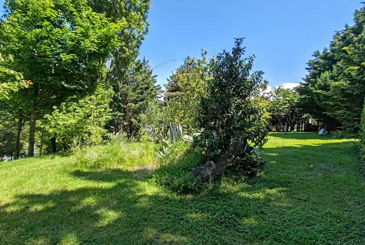 Terrain constructible de 916 m² avec vue dégagée à Saint-Bauzile en Ardèche 