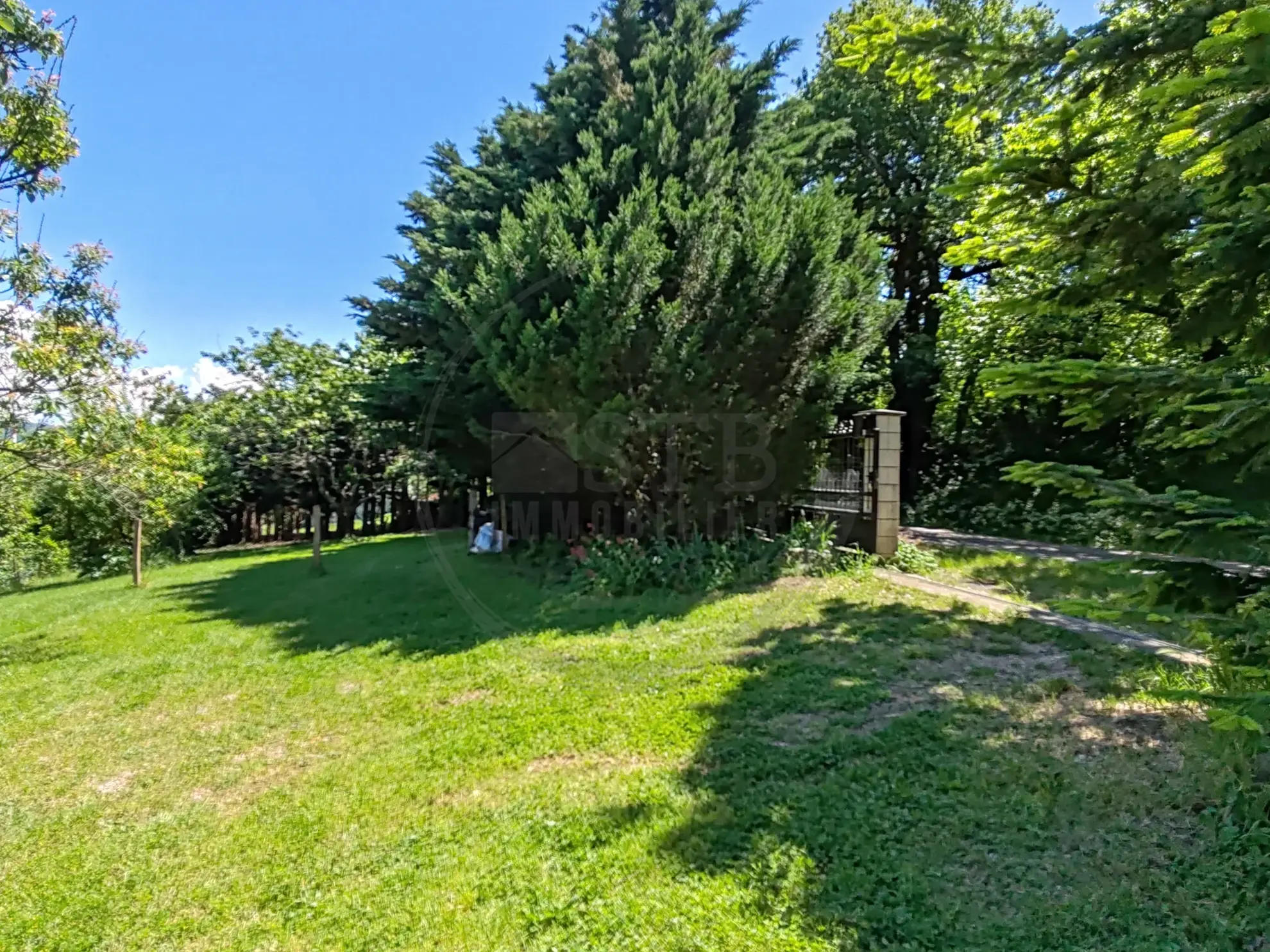 Terrain constructible de 916 m² avec vue dégagée à Saint-Bauzile en Ardèche 