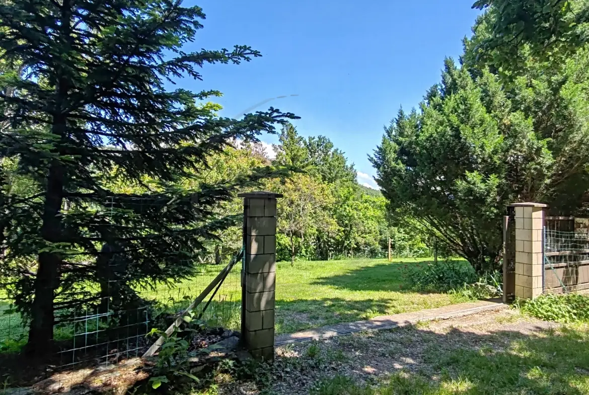 Terrain constructible de 916 m² avec vue dégagée à Saint-Bauzile en Ardèche 