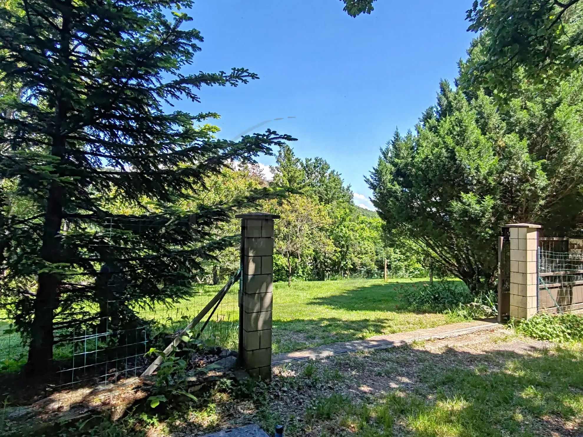 Terrain constructible de 916 m² avec vue dégagée à Saint-Bauzile en Ardèche 