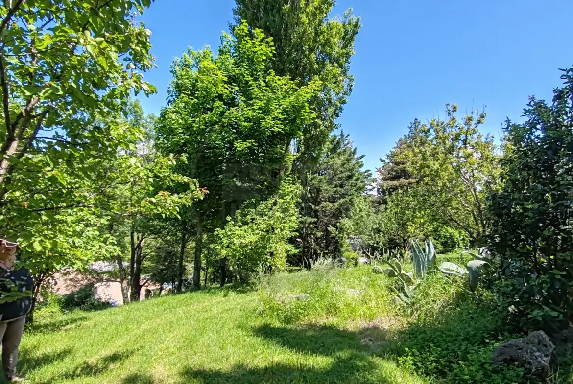 Terrain constructible de 916 m² avec vue dégagée à Saint-Bauzile en Ardèche 