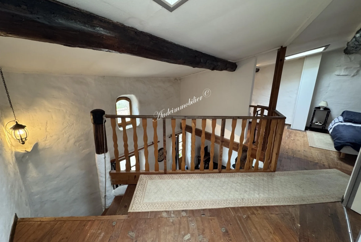 Maison de village en pierre à Esperaza, 118 m² avec mezzanine et grand séjour 