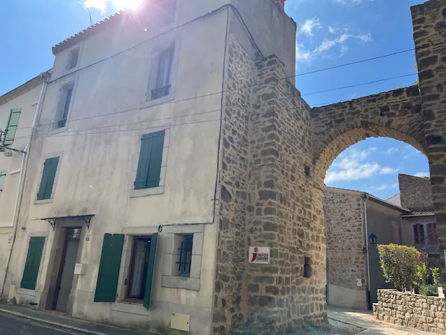Maison de village partiellement rénovée dans le Minervois avec 4 chambres 