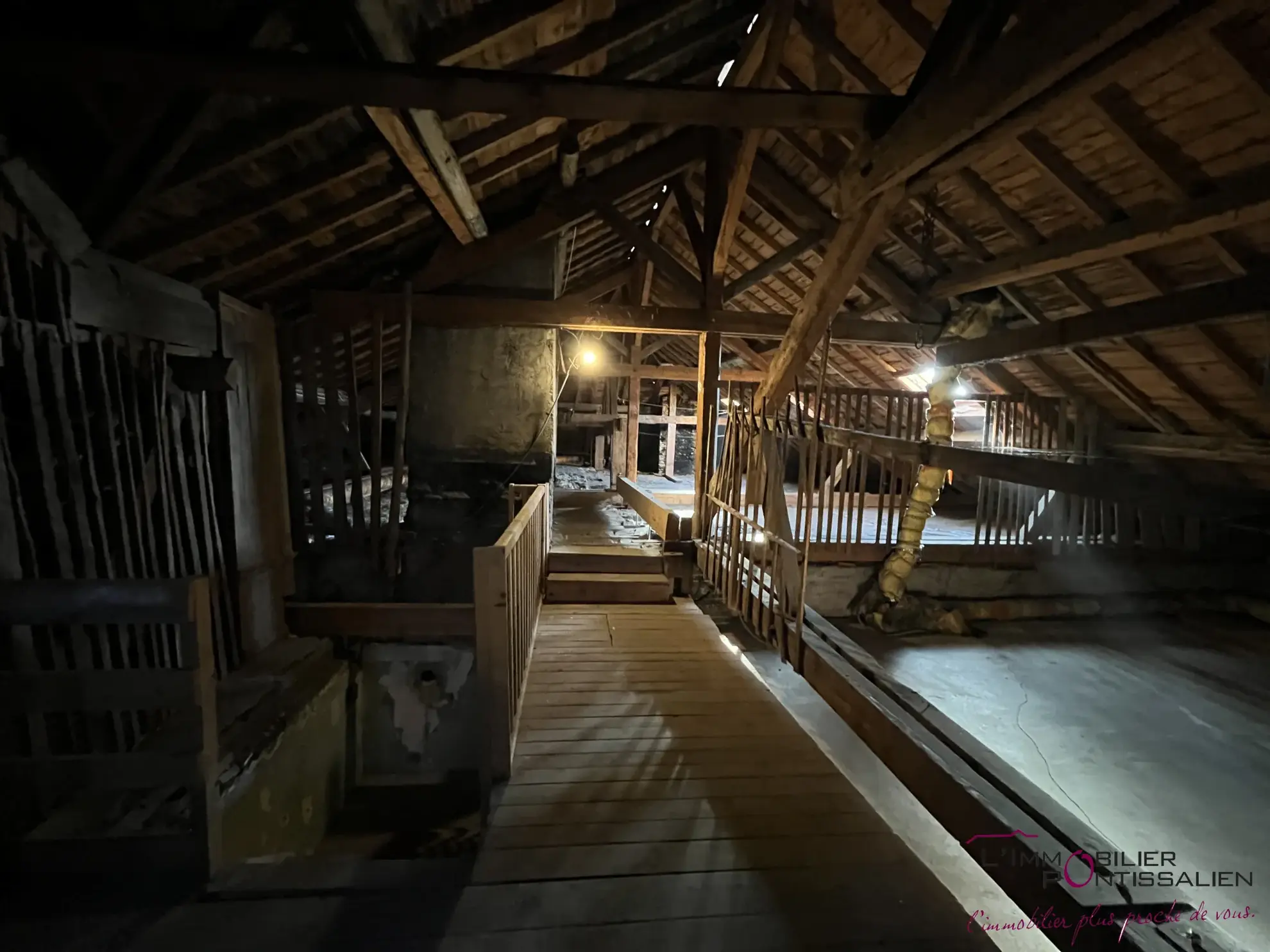Combles à aménager à Frasne - Projet immobilier avec fort potentiel 
