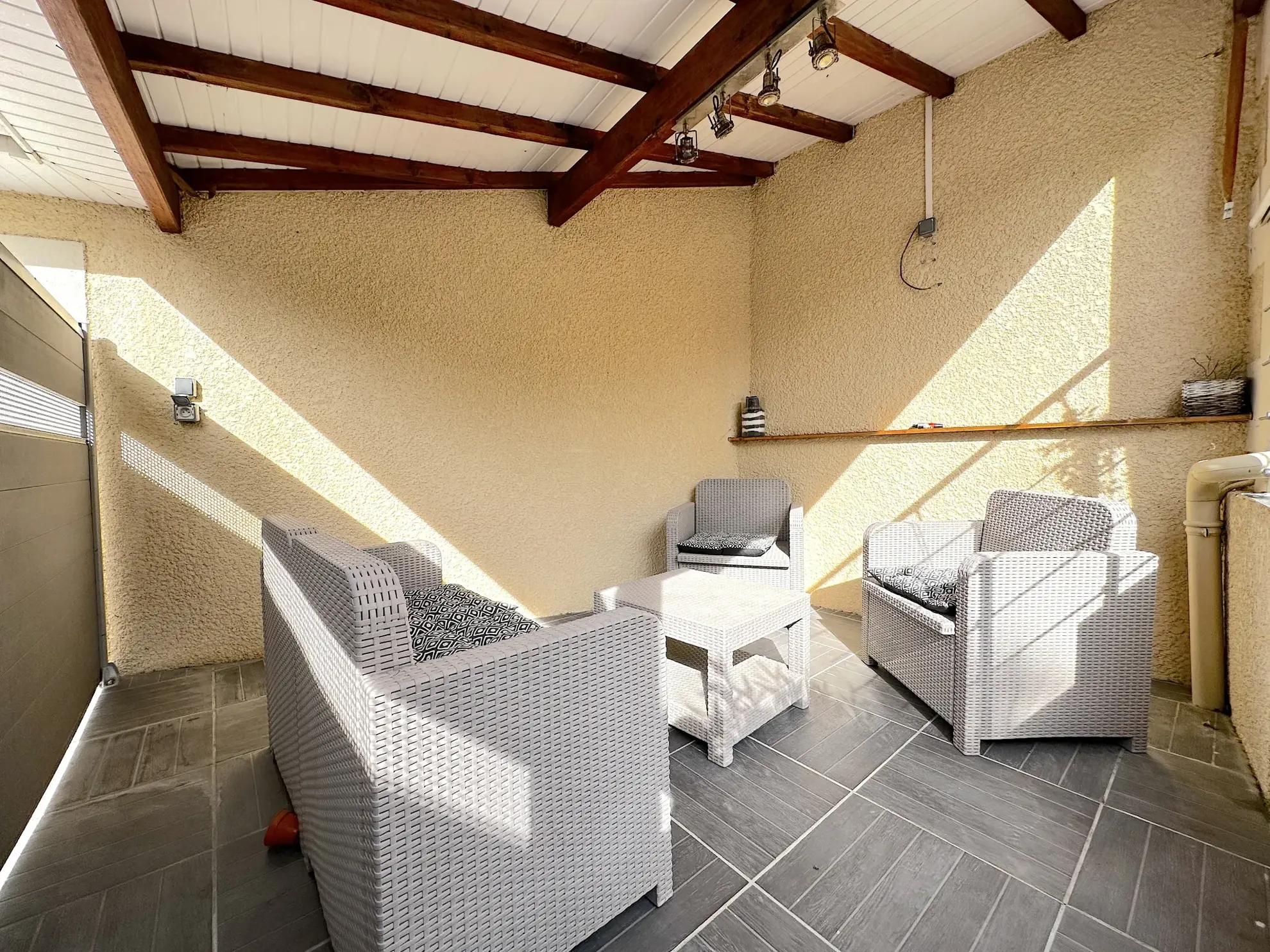 Maison avec studio indépendant à Antoigné, Châtellerault - Spacieux logement avec potentiel locatif 
