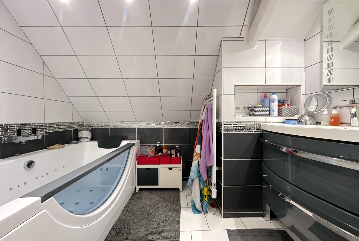Maison avec studio indépendant à Antoigné, Châtellerault - Spacieux logement avec potentiel locatif 