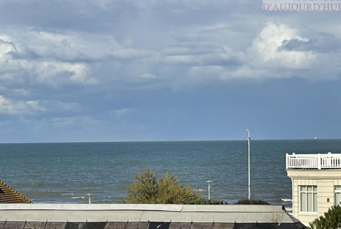 Studio rénové de 21 m² à Blonville-sur-Mer avec vue mer, cuisine équipée, vendu meublé, idéal investissement ou pied-à-terre.