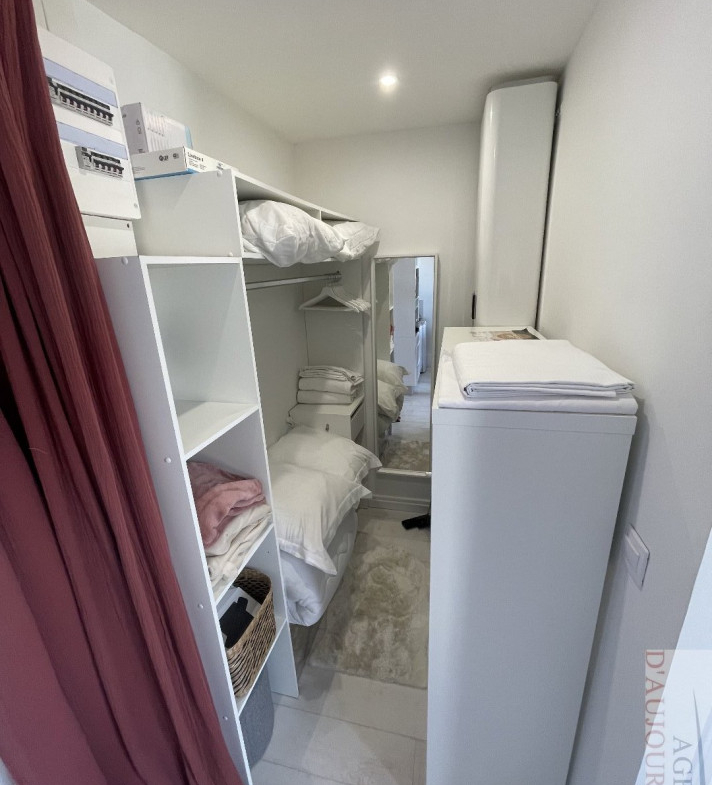 Studio rénové de 21 m² à Blonville-sur-Mer avec vue mer, cuisine équipée, vendu meublé, idéal investissement ou pied-à-terre.
