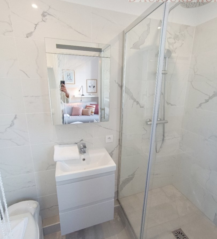 Studio rénové de 21 m² à Blonville-sur-Mer avec vue mer, cuisine équipée, vendu meublé, idéal investissement ou pied-à-terre.