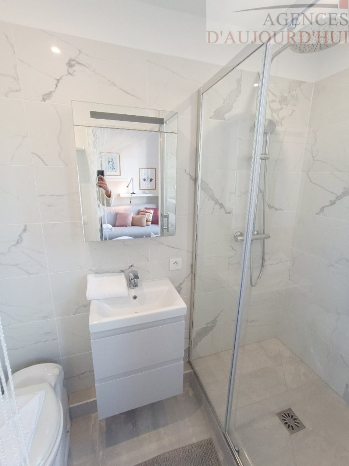 Studio rénové de 21 m² à Blonville-sur-Mer avec vue mer, cuisine équipée, vendu meublé, idéal investissement ou pied-à-terre.