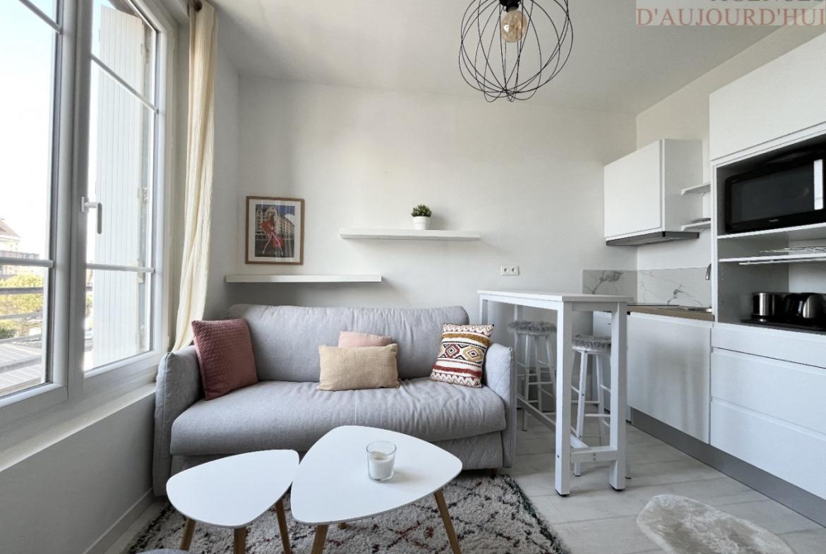 Studio rénové de 21 m² à Blonville-sur-Mer avec vue mer, cuisine équipée, vendu meublé, idéal investissement ou pied-à-terre.