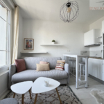 Studio rénové de 21 m² à Blonville-sur-Mer avec vue mer, cuisine équipée, vendu meublé, idéal investissement ou pied-à-terre.