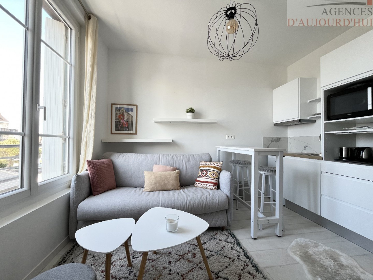 Studio rénové de 21 m² à Blonville-sur-Mer avec vue mer, cuisine équipée, vendu meublé, idéal investissement ou pied-à-terre.