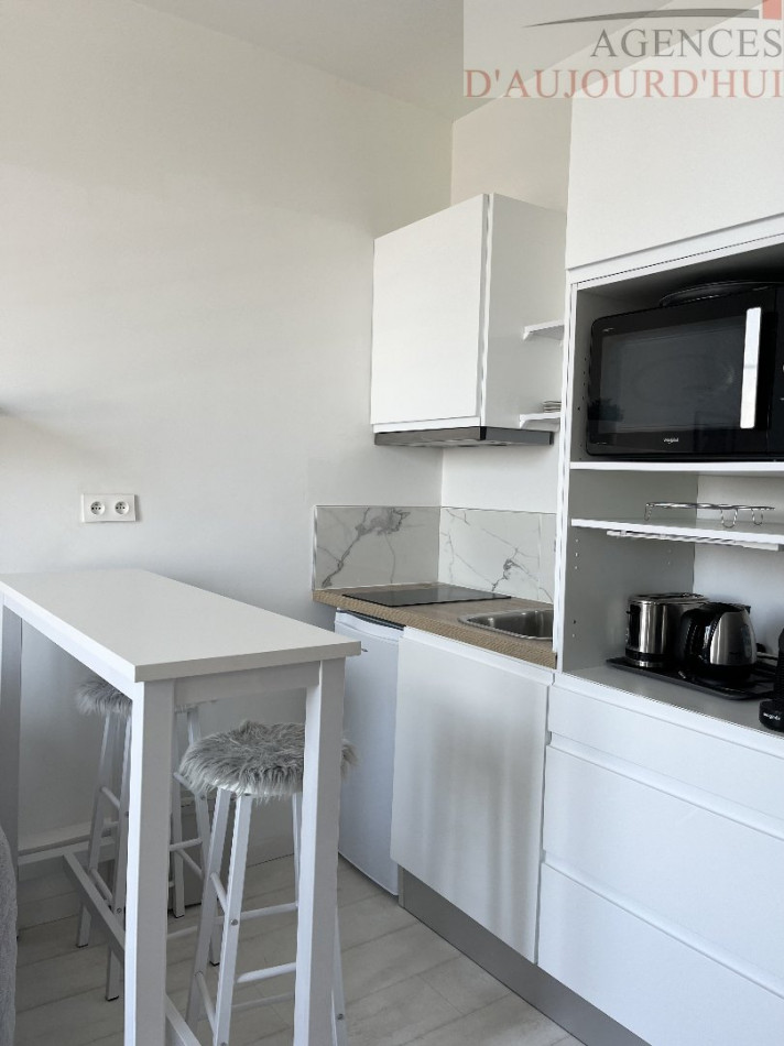 Studio rénové de 21 m² à Blonville-sur-Mer avec vue mer, cuisine équipée, vendu meublé, idéal investissement ou pied-à-terre.