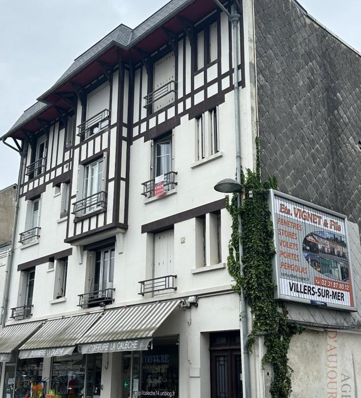 Studio rénové de 21 m² à Blonville-sur-Mer avec vue mer, cuisine équipée, vendu meublé, idéal investissement ou pied-à-terre.