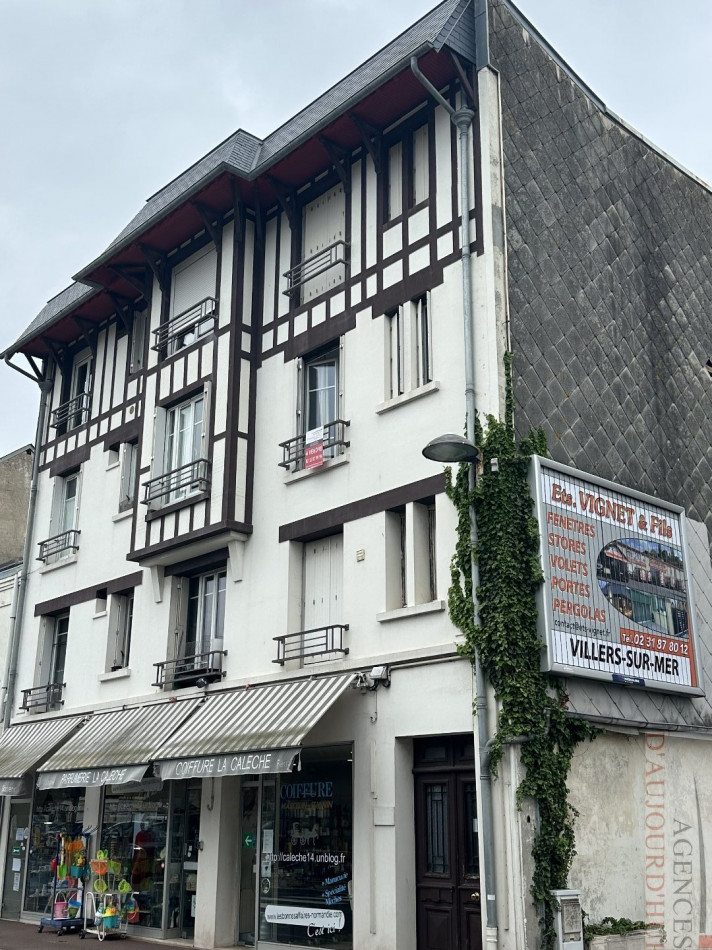 Studio rénové de 21 m² à Blonville-sur-Mer avec vue mer, cuisine équipée, vendu meublé, idéal investissement ou pied-à-terre.