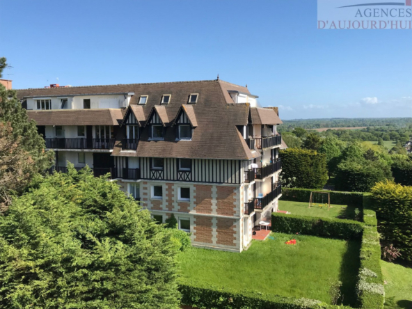 SPACIEUX 2 PIÈCES avec terrasse offrant une VUE SUR LA MER et sur la campagne. Belle entrée avec placard, beau séjour sur grande terrasse, cuisine indépendante aménagée et équipée, une chambre avec balcon, salle de bain, WC séparés. Parking et cave. Résidence de standing dans un cadre verdoyant.