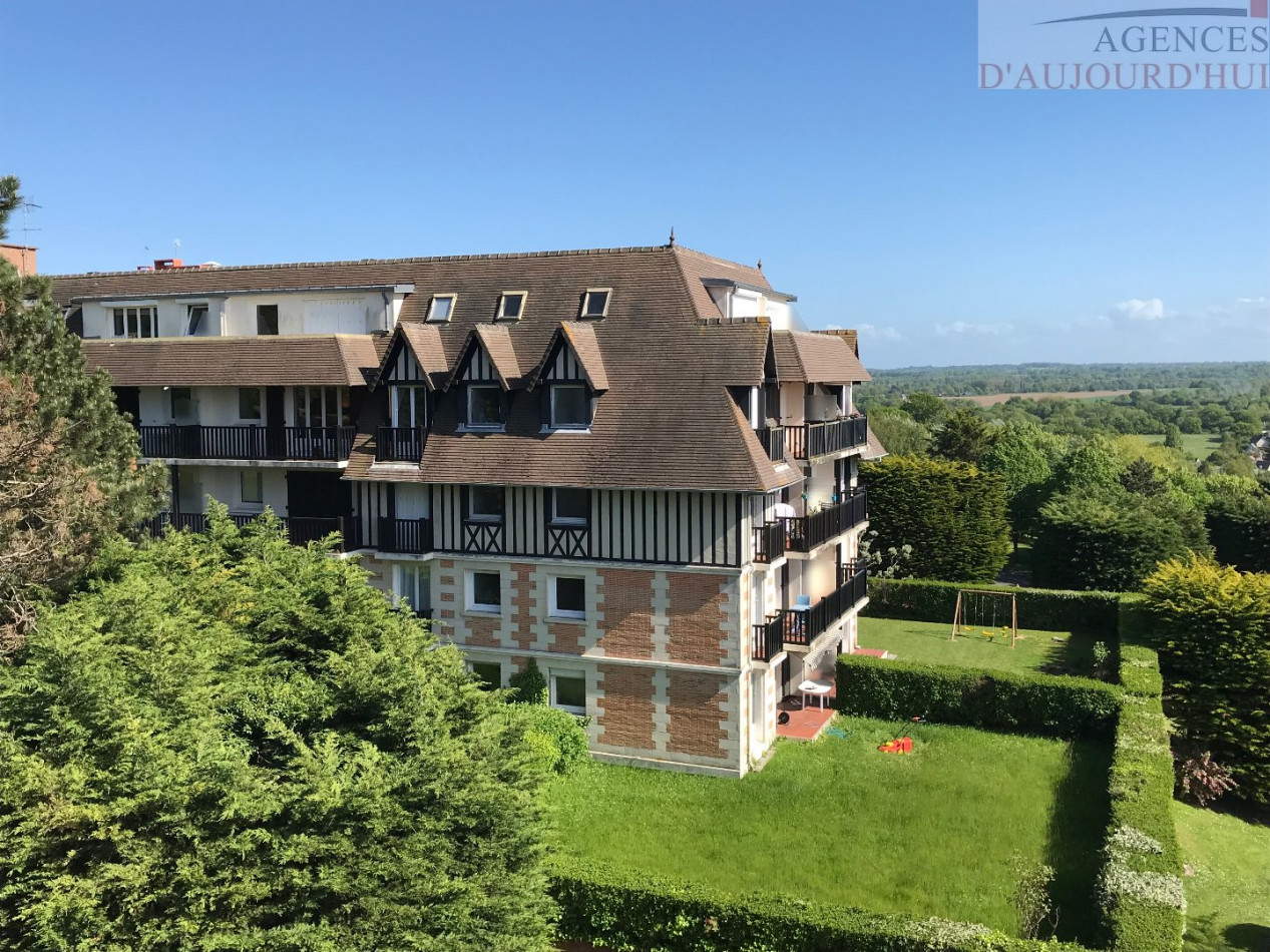 SPACIEUX 2 PIÈCES avec terrasse offrant une VUE SUR LA MER et sur la campagne. Belle entrée avec placard, beau séjour sur grande terrasse, cuisine indépendante aménagée et équipée, une chambre avec balcon, salle de bain, WC séparés. Parking et cave. Résidence de standing dans un cadre verdoyant.