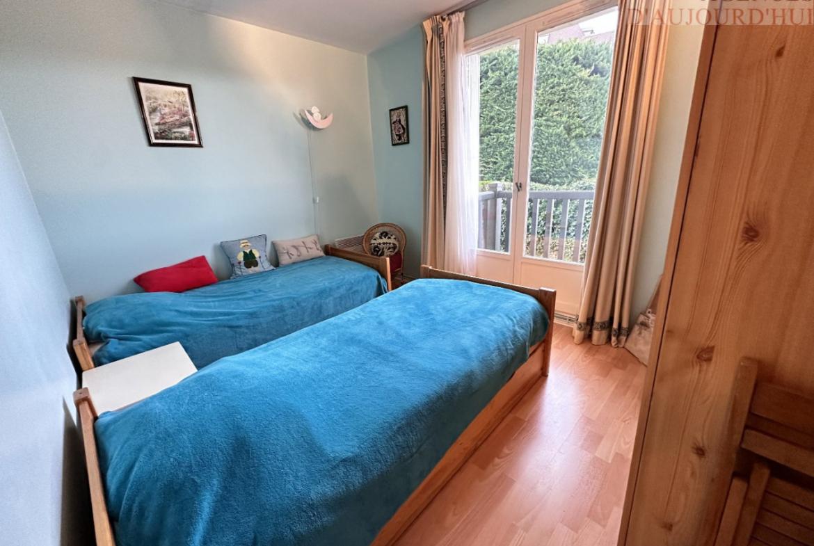 Appartement 3 pièces de 62 m² à Blonville-sur-Mer avec jardin privatif, balcon, cuisine équipée, double séjour et bow-window, dans résidence de standing.