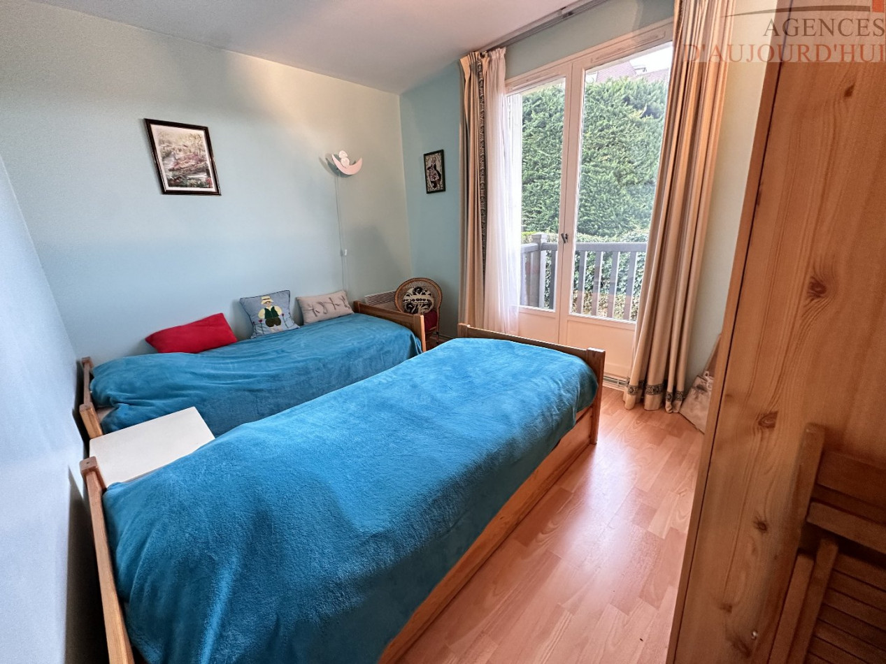 Appartement 3 pièces de 62 m² à Blonville-sur-Mer avec jardin privatif, balcon, cuisine équipée, double séjour et bow-window, dans résidence de standing.