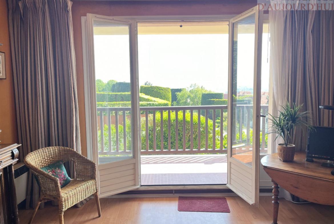 Appartement 3 pièces de 62 m² à Blonville-sur-Mer avec jardin privatif, balcon, cuisine équipée, double séjour et bow-window, dans résidence de standing.