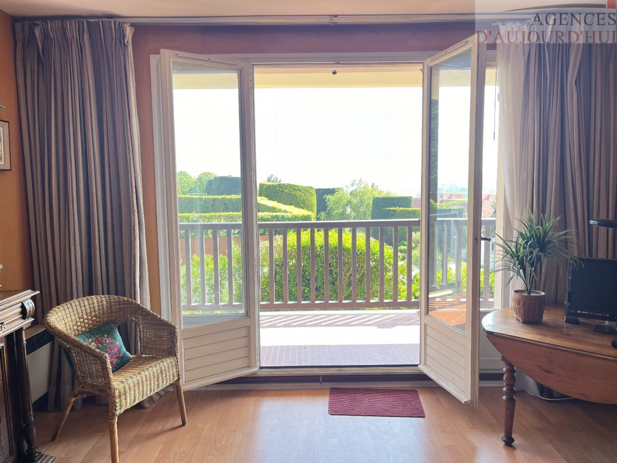 Appartement 3 pièces de 62 m² à Blonville-sur-Mer avec jardin privatif, balcon, cuisine équipée, double séjour et bow-window, dans résidence de standing.