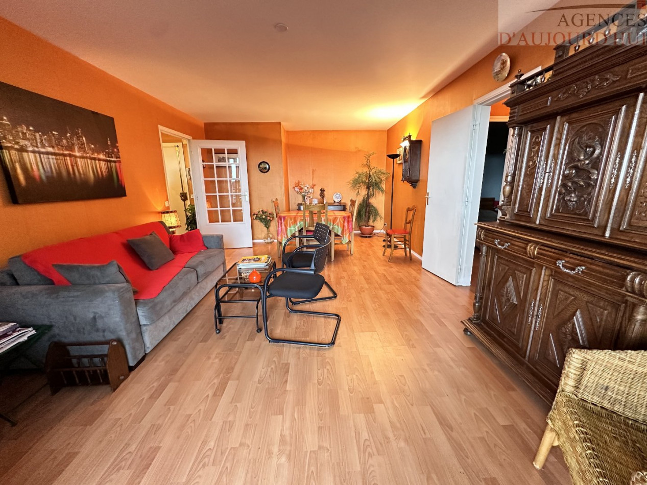Appartement 3 pièces de 62 m² à Blonville-sur-Mer avec jardin privatif, balcon, cuisine équipée, double séjour et bow-window, dans résidence de standing.