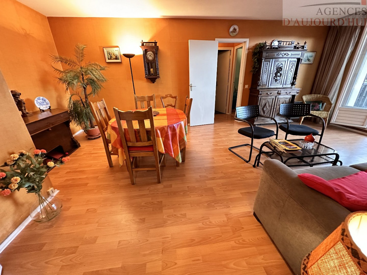 Appartement 3 pièces de 62 m² à Blonville-sur-Mer avec jardin privatif, balcon, cuisine équipée, double séjour et bow-window, dans résidence de standing.