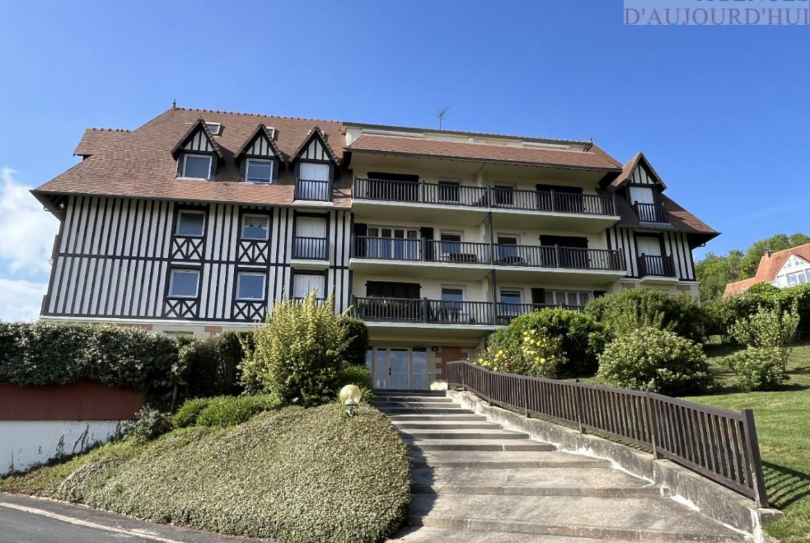 Appartement 3 pièces de 62 m² à Blonville-sur-Mer avec jardin privatif, balcon, cuisine équipée, double séjour et bow-window, dans résidence de standing.