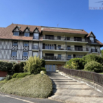 Appartement 3 pièces de 62 m² à Blonville-sur-Mer avec jardin privatif, balcon, cuisine équipée, double séjour et bow-window, dans résidence de standing.