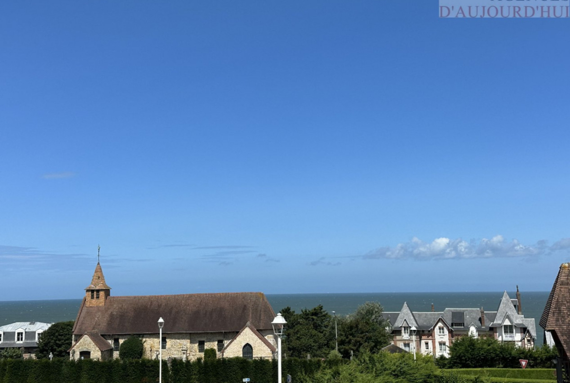 Appartement traversant 2 pièces de 45 m² à Bénerville-sur-Mer avec jardin privatif de 20 m², balcon vue mer, piscine, cave et parking.