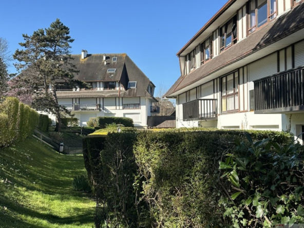 Appartement traversant 2 pièces de 45 m² à Bénerville-sur-Mer avec jardin privatif de 20 m², balcon vue mer, piscine, cave et parking.