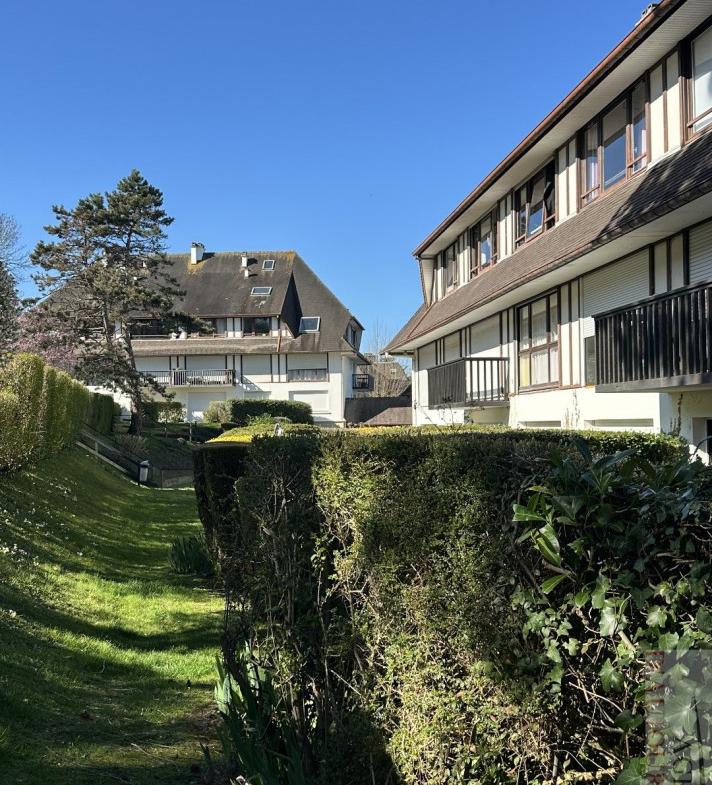 Appartement traversant 2 pièces de 45 m² à Bénerville-sur-Mer avec jardin privatif de 20 m², balcon vue mer, piscine, cave et parking.